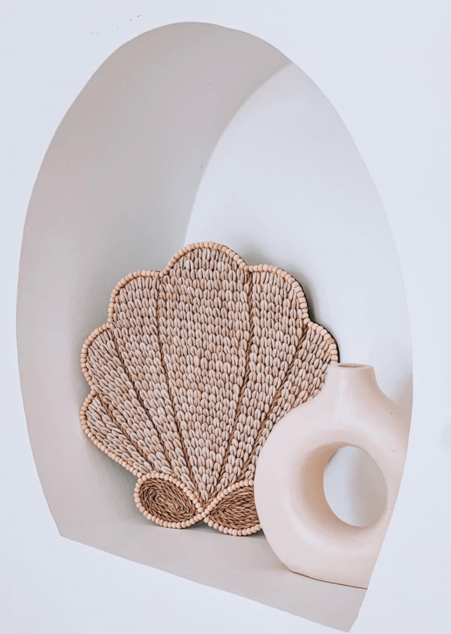 WANDDEKORATION MIT STRANDMUSCHELN